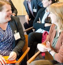 Twee dames aan het praten over persoonlijke ontwikkeling